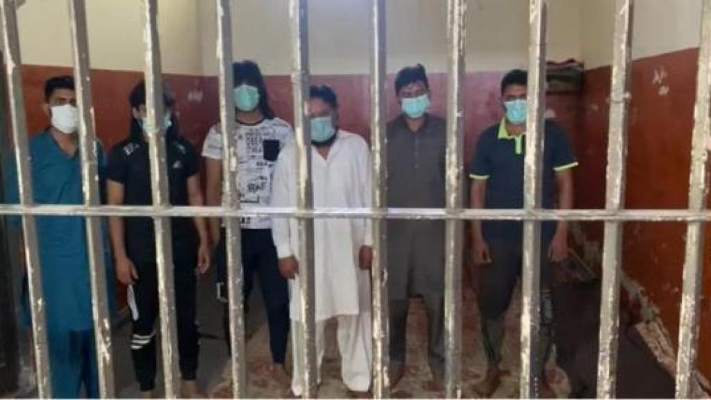 Imagen de los parientes de las jóvenes, detenidos en Pakistán.