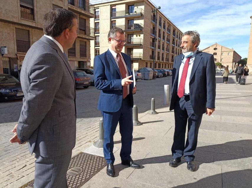 El consejero de Agricultura, Ganadería y Desarrollo Rural, Gerardo Dueñas, junto al delegado de la Junta en Salamanca