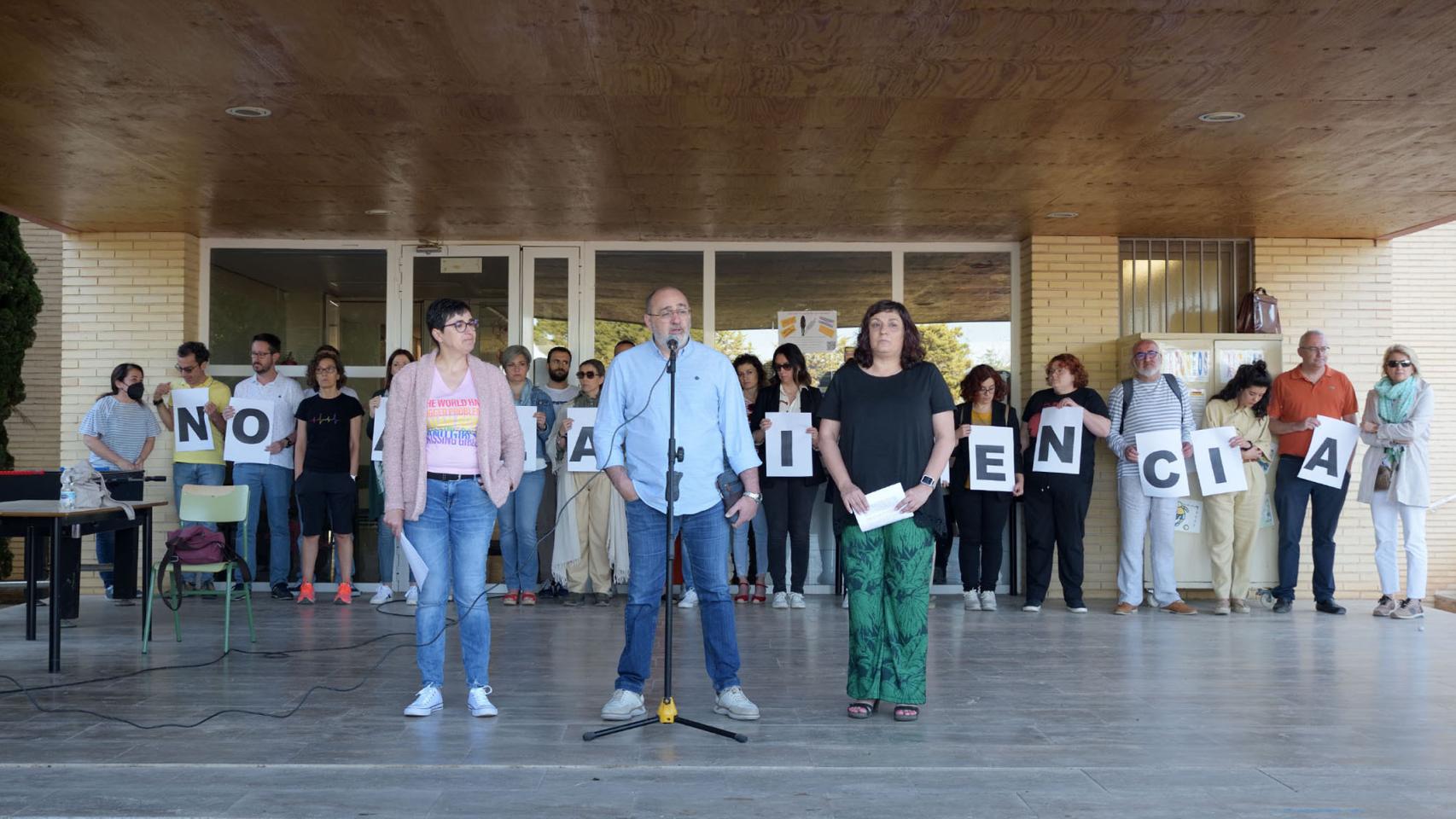 El director del centro, que fue uno de los agredidos, leyendo el manifiesto en la concentración de repulsa.