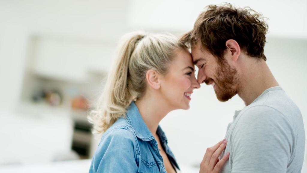 Pareja mirándose cara de deseo.