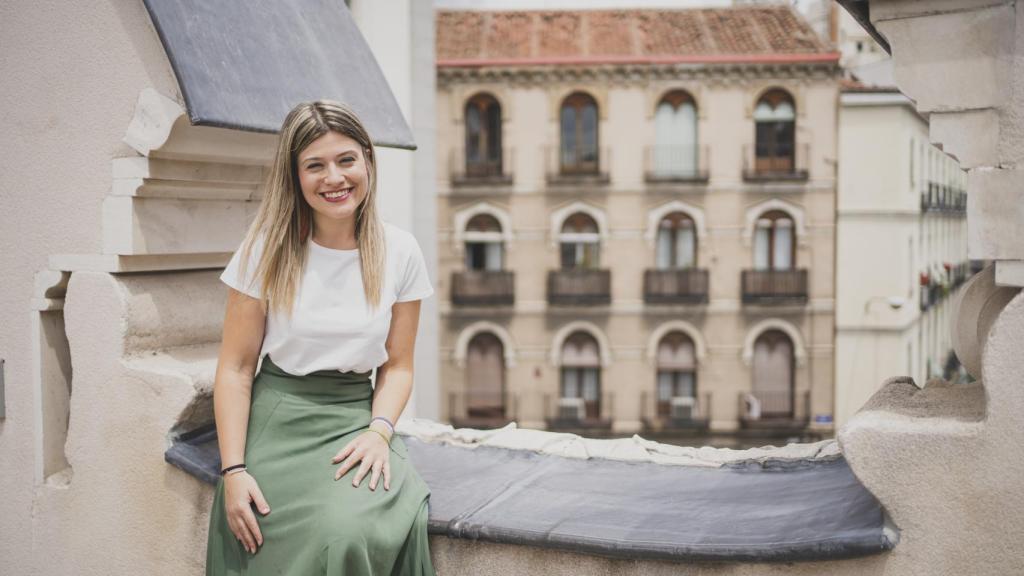 Laura Berja en el pasillo que conecta los dos edificios del Congreso de los Diputados