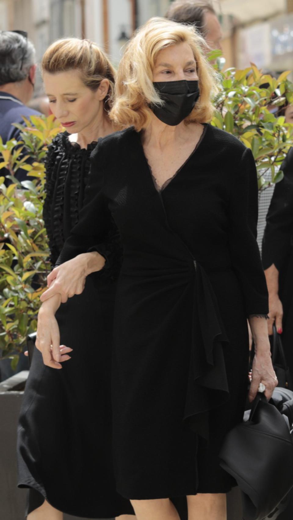 Conchita Spínola en el último adiós a su marido, en Huelva.