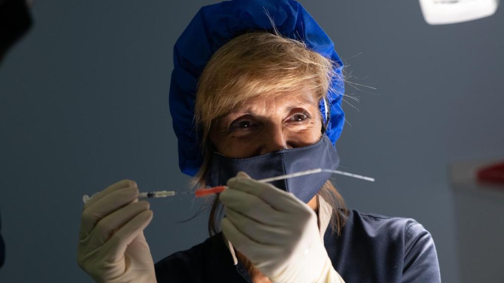 La doctora Crespo con una cánula de transferencia.