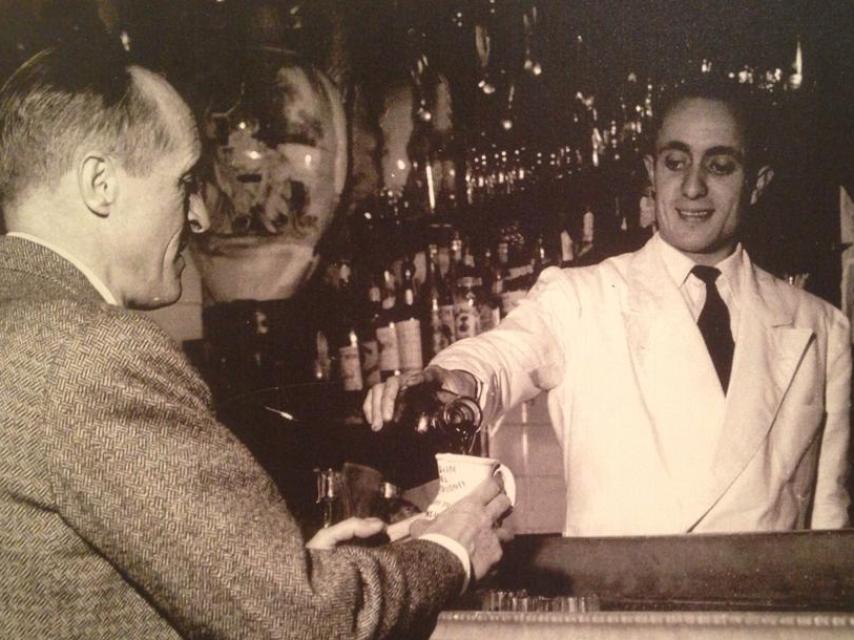 Lucio atendiendo a un cliente.