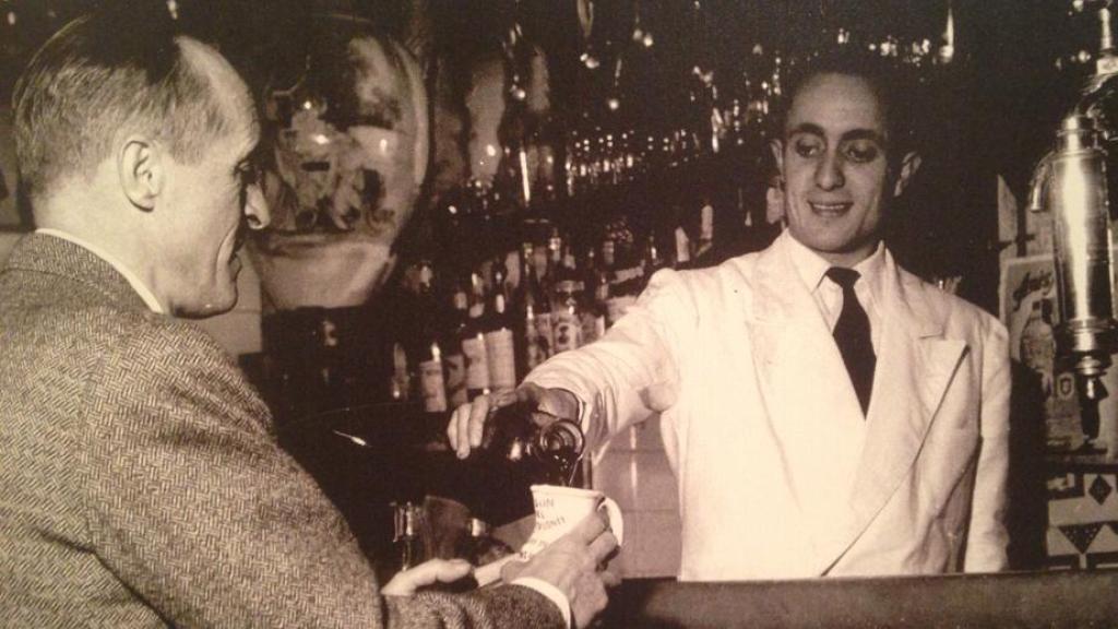 Lucio atendiendo a un cliente.