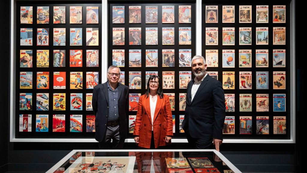 De izquierda a derecha: el galerista, coleccionista y comisario de la exposición, Bernard Mahé; la directora general adjunta de la Fundación ”la Caixa”, Elisa Durán, y el director corporativo de Cultura y Ciencia de la Fundación ”la Caixa”, Ignasi Miró, en la muestra 'Cómic. Sueños e historia'