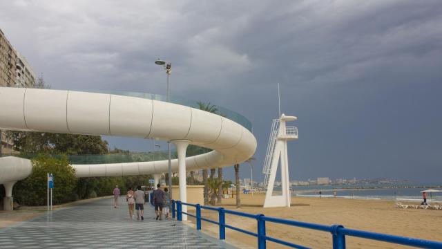Vistas a la playa de el Postiguet donde fue visto el desaparecido por última vez.