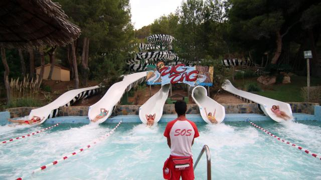 De fondo una de las atracciones de Aqualandia Benidorm.