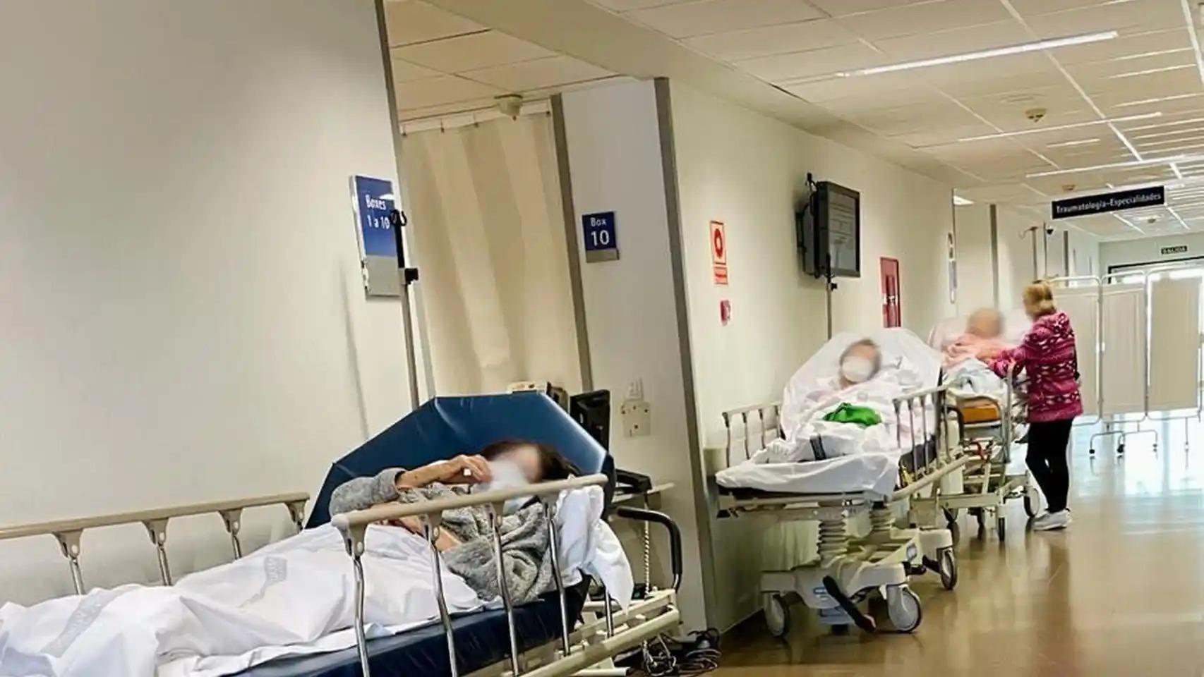 Pacientes en los pasillos del Hospital Universitario de Torrevieja.