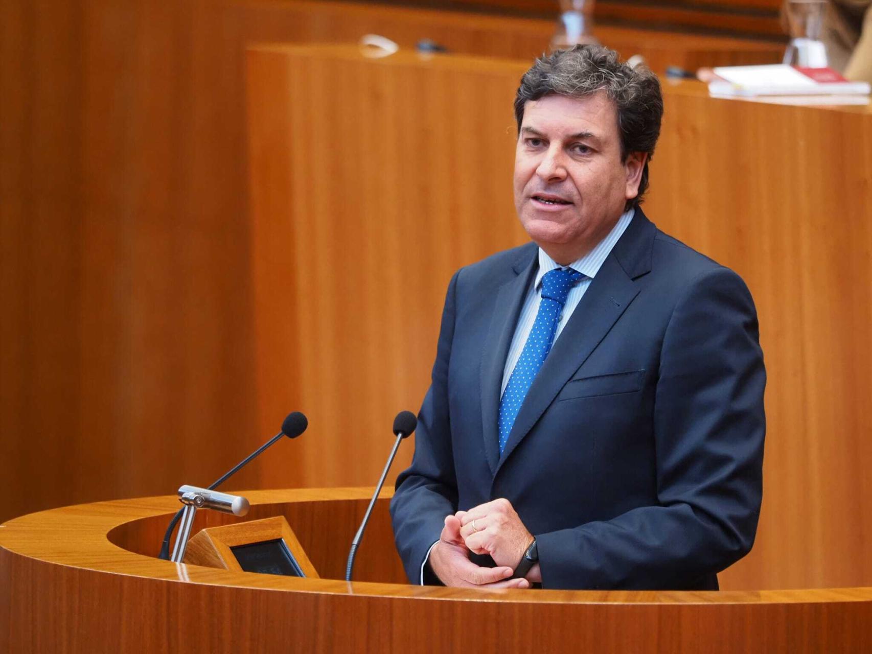 El consejero de Economía y Hacienda, Carlos Fernández Carriedo, durante su intervención de este miércoles en las Cortes.