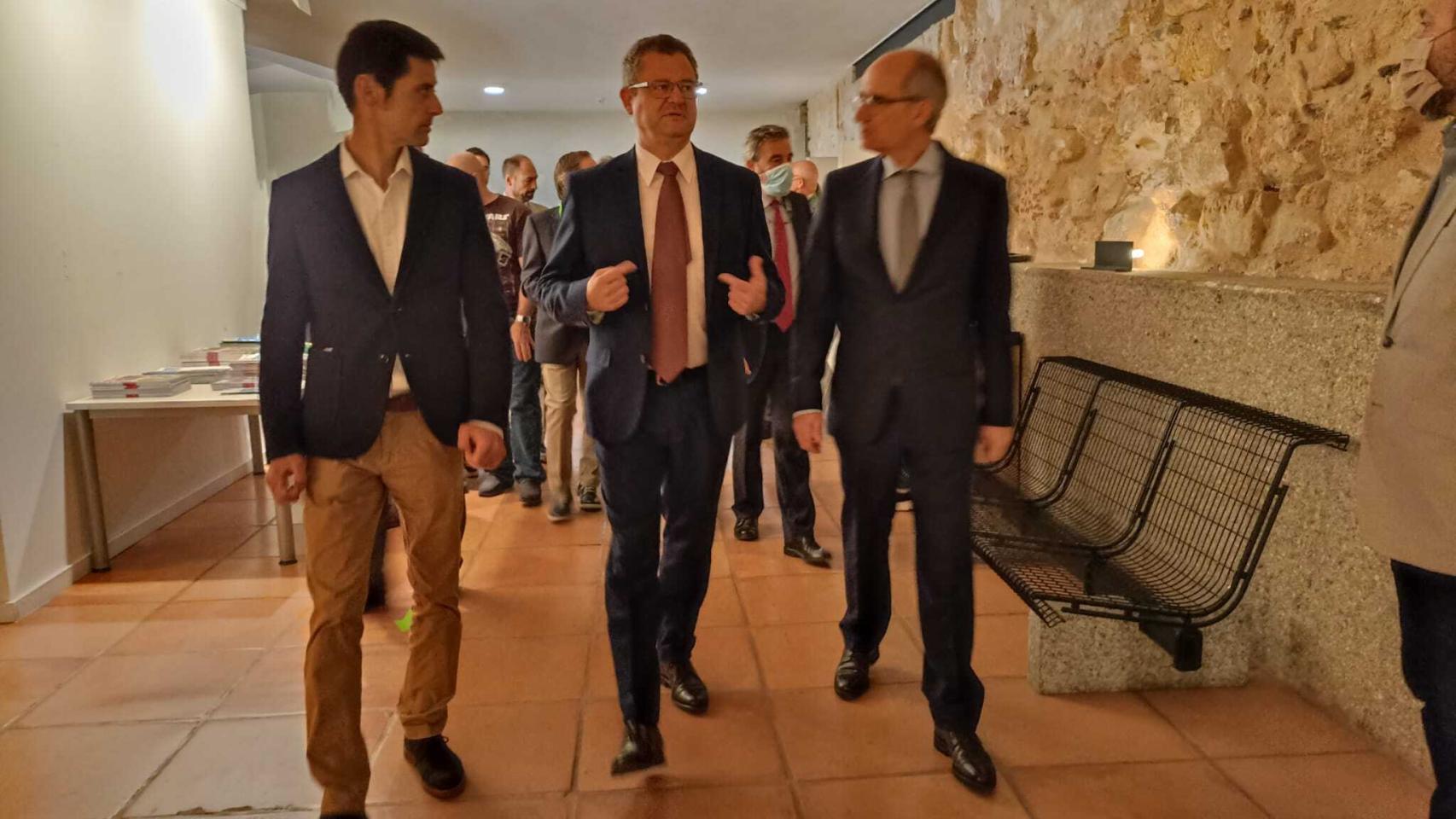 Gerardo Dueñas, acompañado por Ramón Guarido de la 18 de Abril, y Javier Iglesias