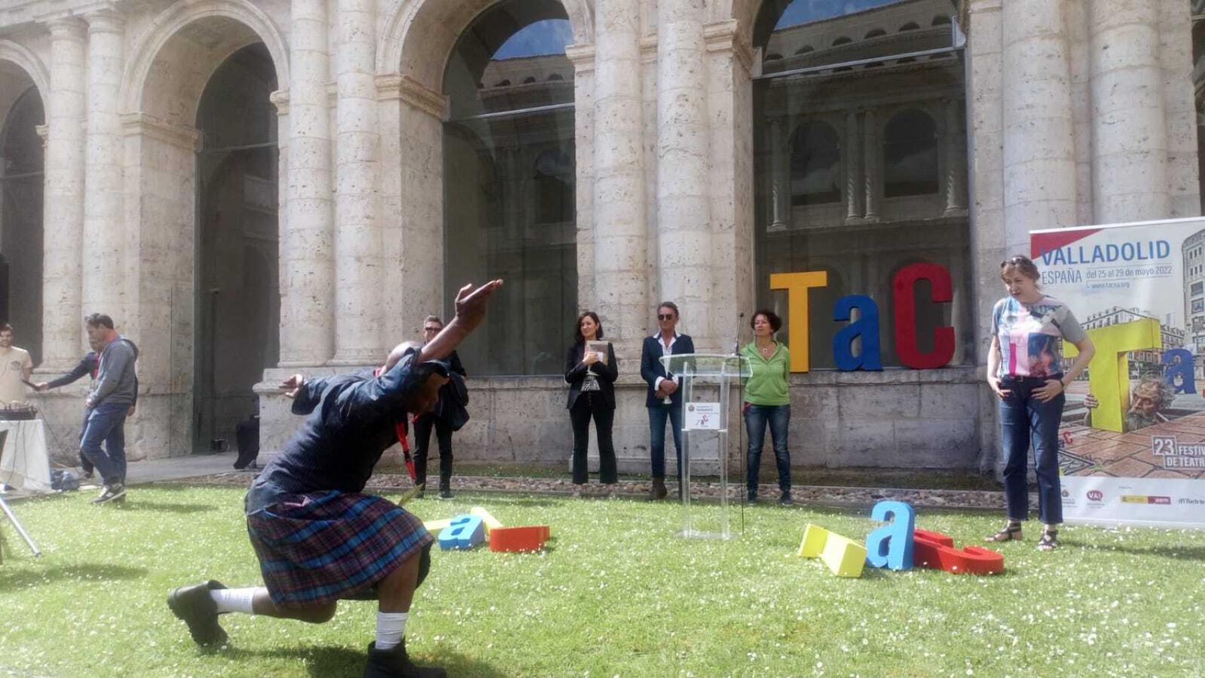 Miembros de las compañías francesas muestran su talento durante la presentación