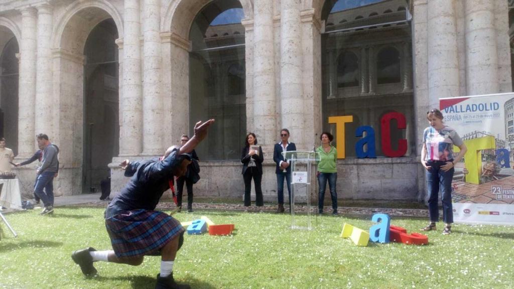 Miembros de las compañías francesas muestran su talento durante la presentación