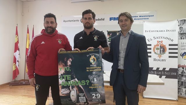 Juan Carlos Pérez, Matt Smith y Santiago Toca posan con el cartel del partido de semifinales de la División de Honor entre SilverStorm El Salvador y AMPO Ordizia RE