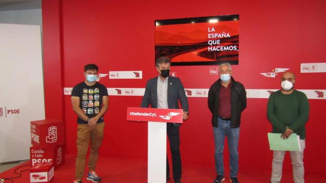 El Portavoz del PSOE, Eduardo Folgado, el Viceportavoz del Grupo Parlamentario Socialista en las Cortes, José Luis Vázquez, el Bombero de la plataforma reivindicativa del Consorcio, José Ignacio García Rubio, y Jero Cantuche  UGT Zamora