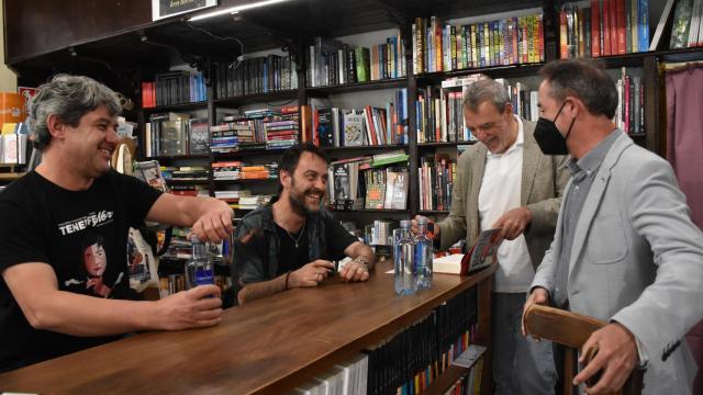 Carmen Mola en Zamora firmando libros en Semuret
