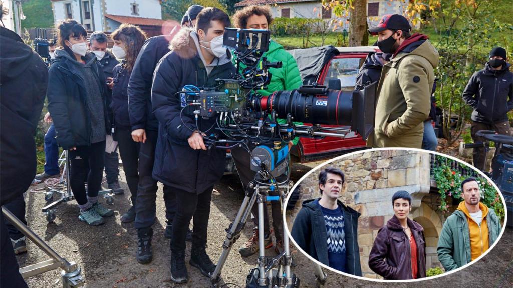 Montaje con Javier de la Iglesia durante el rodaje y una escena de la película 'En otro lugar'