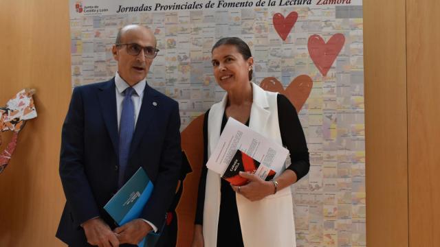 La delegada territorial de la Junta, Clara San Damián; y el director provincial de Educación, Fernando Prada