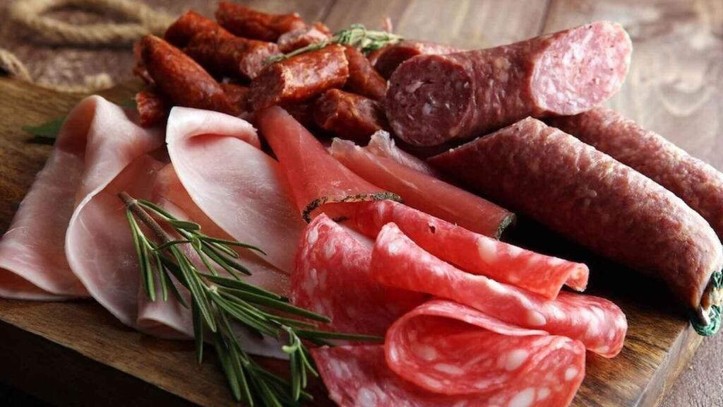 Una tabla con lonchas de embutidos variados.