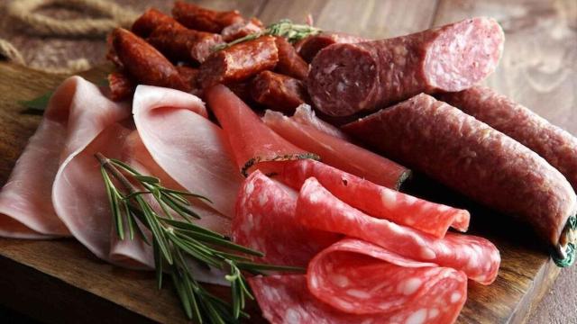 Una tabla con lonchas de embutidos variados.