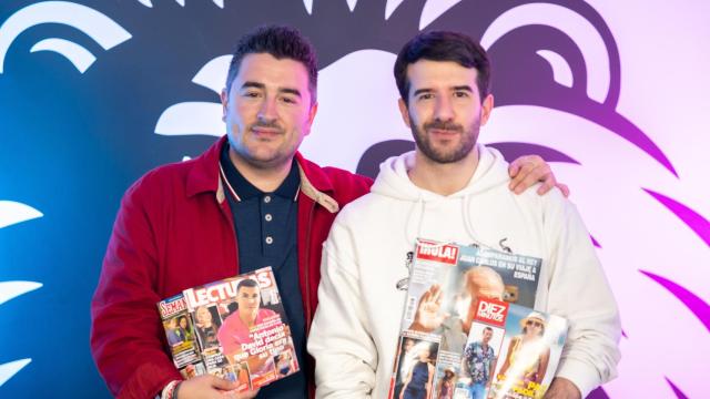Jesús Carmona y Raúl Rodríguez durante la grabación del kiosco rosa, en vídeo.
