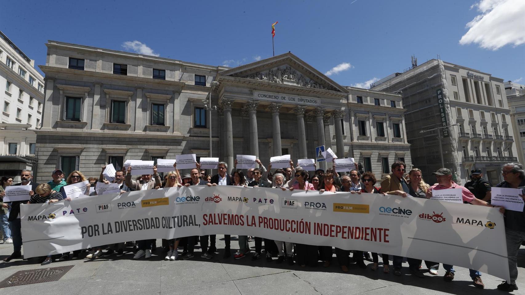Los miembros de las asociaciones de productores de cine y audiovisual se han concentrado este miércoles frente al Congreso. Foto: EFE/Javier Lizón