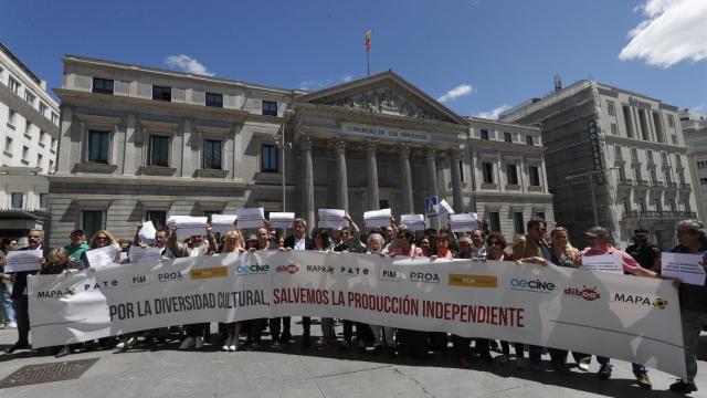 Los miembros de las asociaciones de productores de cine y audiovisual se han concentrado este miércoles frente al Congreso. Foto:  EFE/Javier Lizón