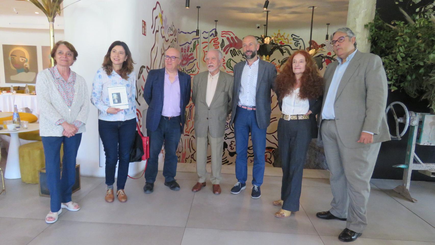 Cristina Cerezales Laforet, Ana Merino, Andrés Ibáñez, José María Merino, Francisco Javier Expósito, Irene Gracia y Juan Manuel de Prada en Commodore por la presentación de 'Doce visiones para un nuevo mundo' (Fundación Banco Santander)