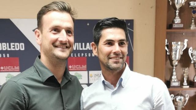 Rafa Ocaña despidiéndose del Villarrobledo junto al presidente Berni de la Cruz.