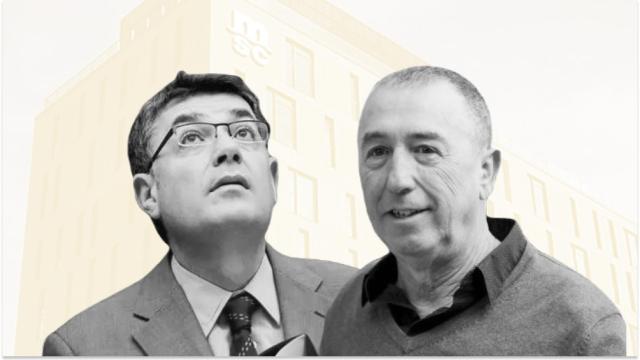 Enric Morera y Joan Baldoví. En segundo plano, la sede en Valencia de la naviera europea MSC. EE