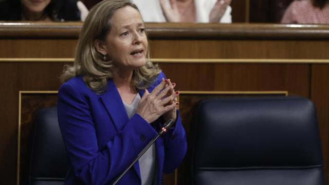 La vicepresidenta Nadia Calviño responde a Iván Espinosa de los Monteros (Vox) en la sesión de control.