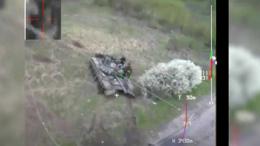 Momento exacto antes de que el dron Switchblade impacte contra el tanque ruso.