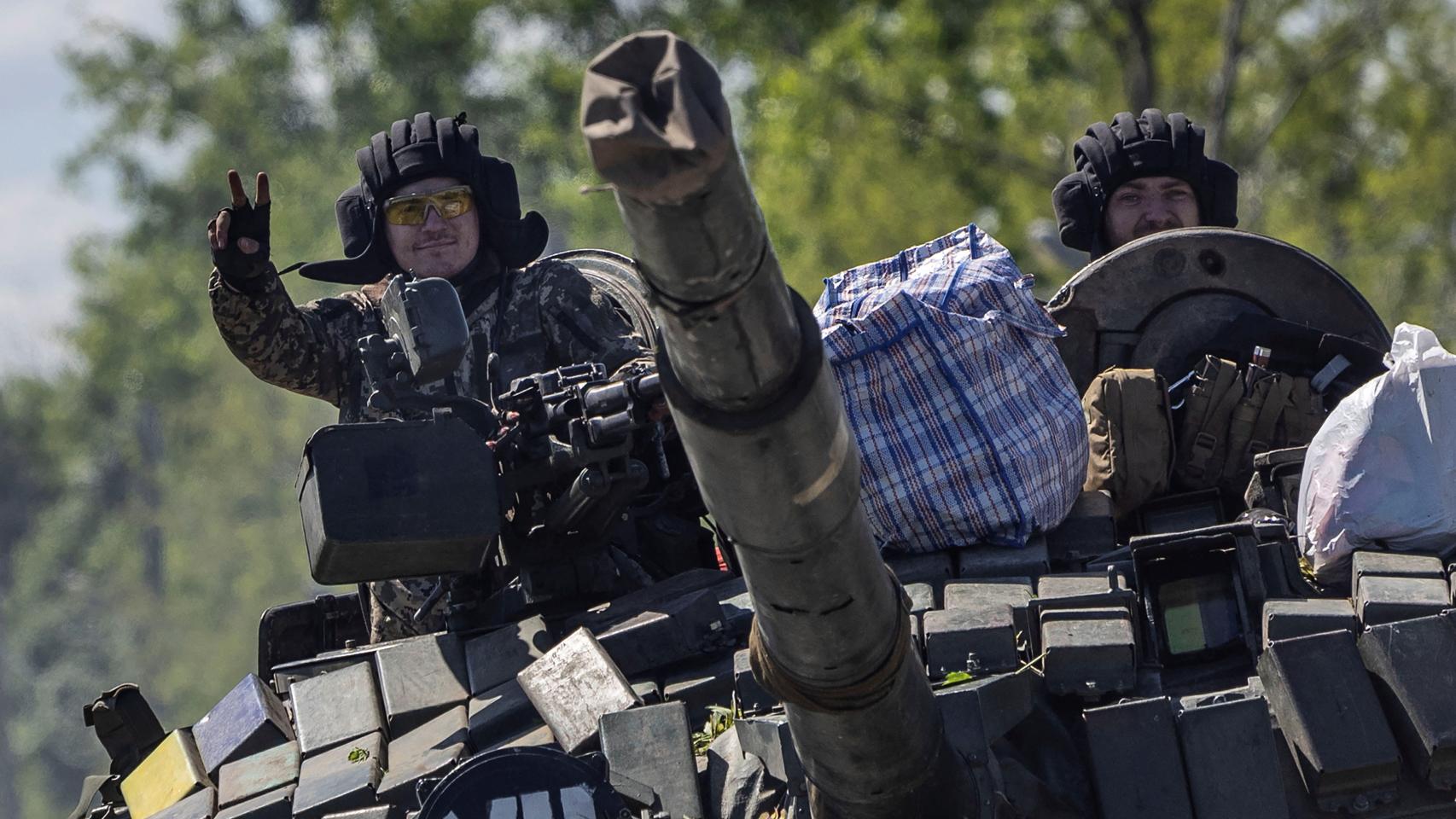 Soldados ucranianos conducen un tanque en Donetsk, Ucrania.