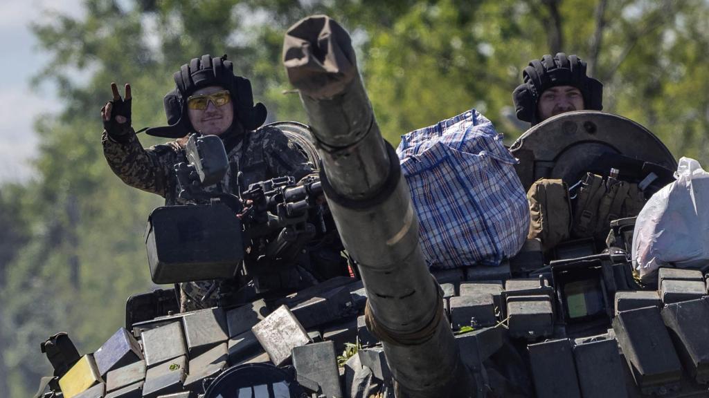 Soldados ucranianos conducen un tanque en Donetsk, Ucrania.