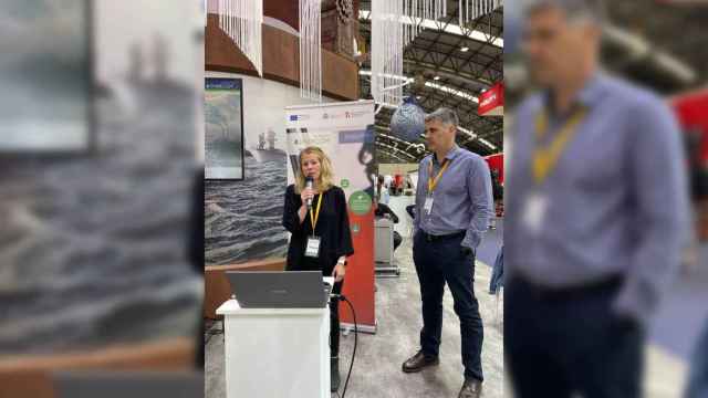Oihane Cabezas (centro tecnológico AZTI) y Javier Valero de Opromar, en la presentación del proyecto ENERCOM, en la feria Navalia 2022.