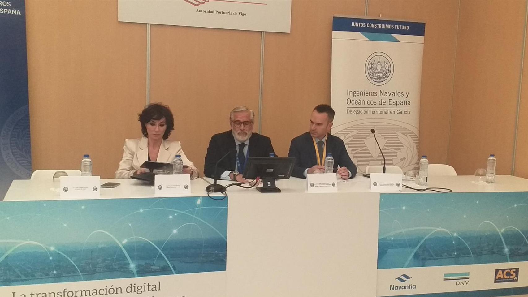 La consejera delegada de Pymar, Almudena López del Pozo; el presidente de la Asociación de Ingenieros Navales y Oceánicos, Diego Fernández; y el director del IGAPE, Fernando Guldrís, en una jornada en Navalia 2022.