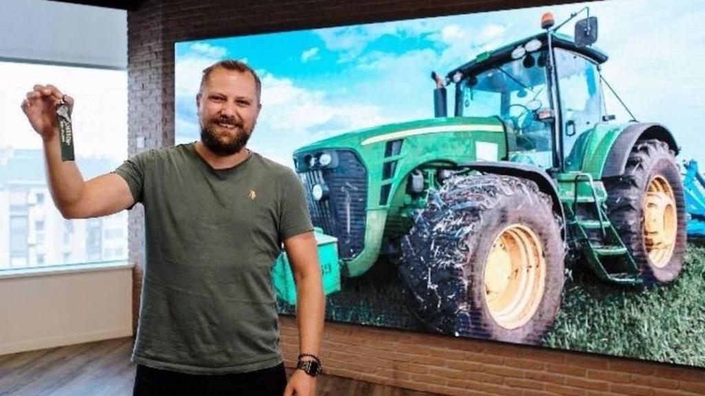 Tom Rohde el día de la entrega de las llaves del tractor