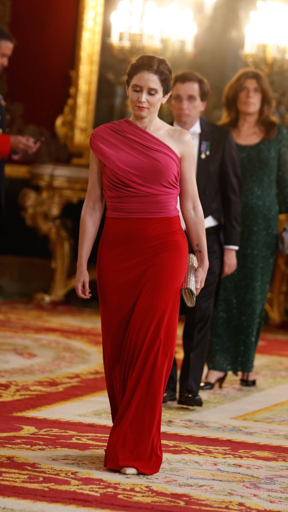 Isabel Díaz Ayuso vestida de Vicky Martín Berrocal en el Palacio Real de Madrid.