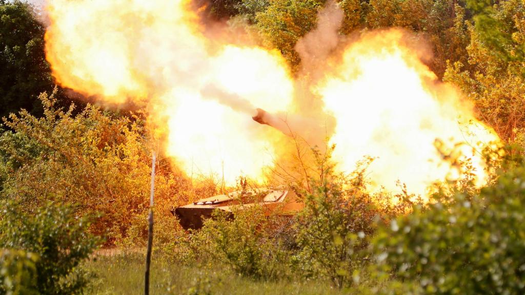 Tanques rusos en pleno combate en la región de Luhansk, este martes.