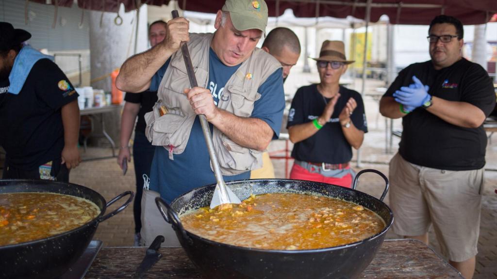 El chef José Andrés durante uno de sus viajes solidarios para alimentar a la población necesitada