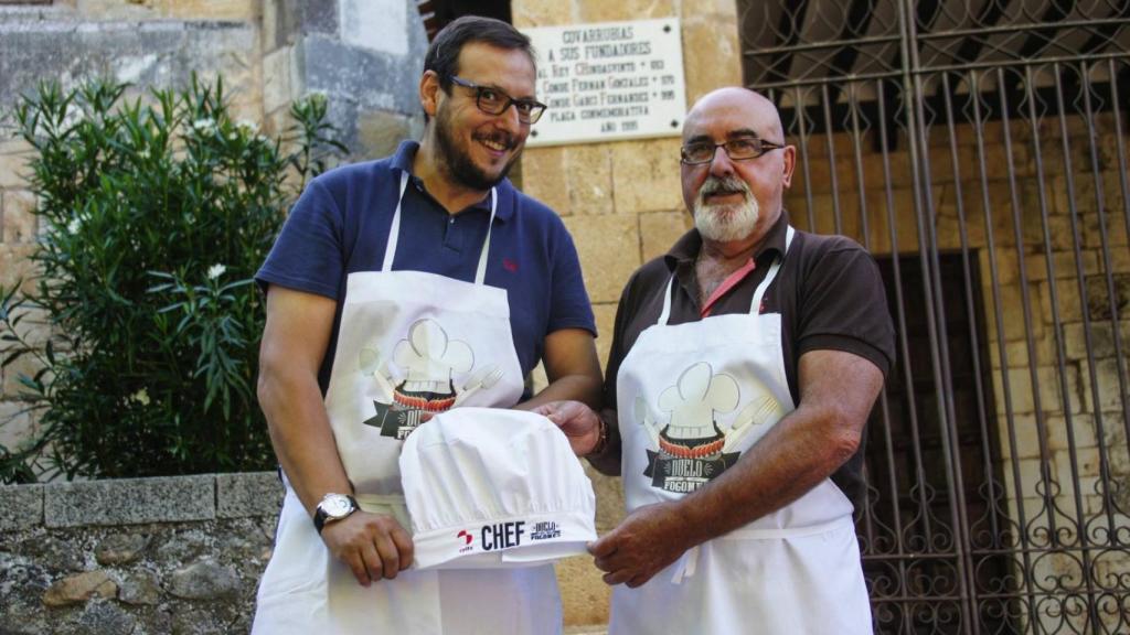 Millán Bermejo, alcalde de Covarrubias, a la izquierda