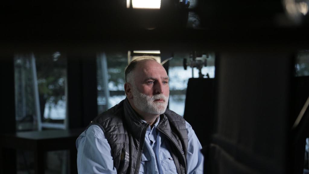 José Andrés durante una escena de 'Alimentando al mundo'