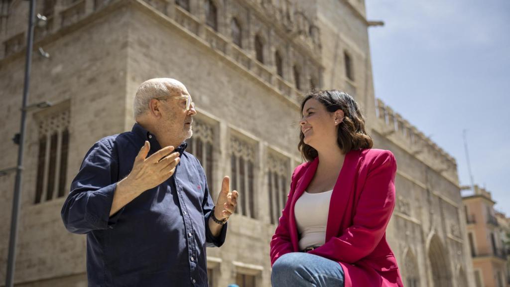 Sanndra Gómez conversa con un comerciante de Valencia.