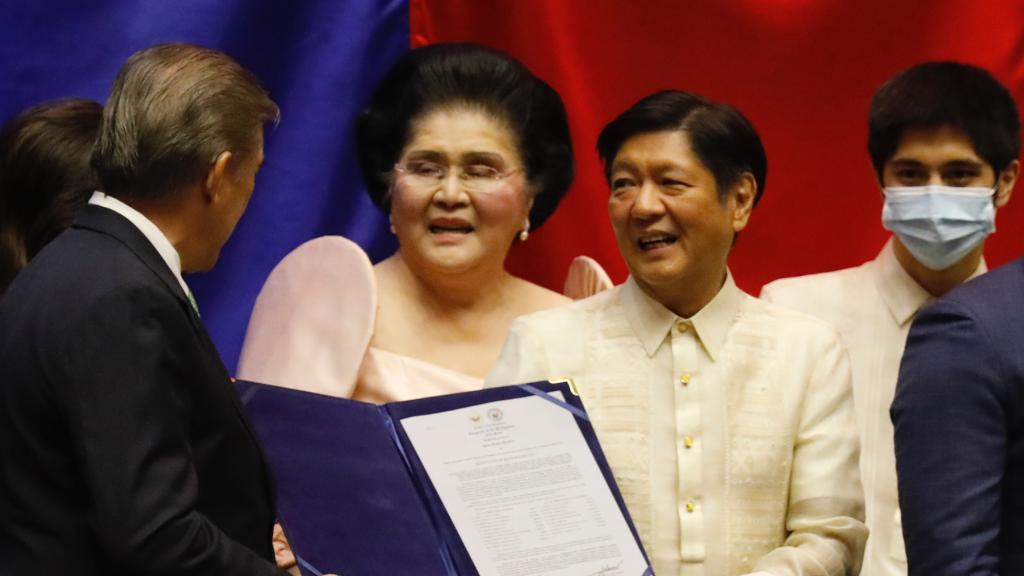 Ferdinand 'Bongbong' Marcos Junior, hijo del difunto presidente Ferdinand Marcos, fue proclamado este miércoles como decimo séptimo jefe de estado de Filipinas.