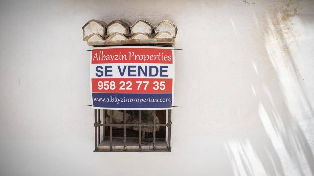 Una casa en venta por una inmobiliaria del Albayzín.
