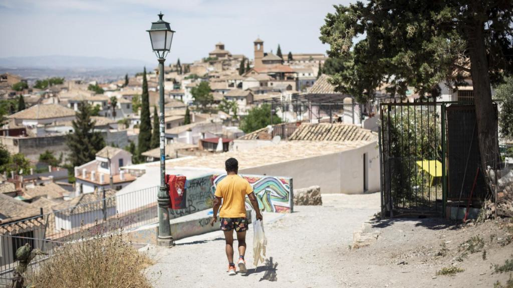 Un hombre sale de la zona de las cuevas del Albayzín.