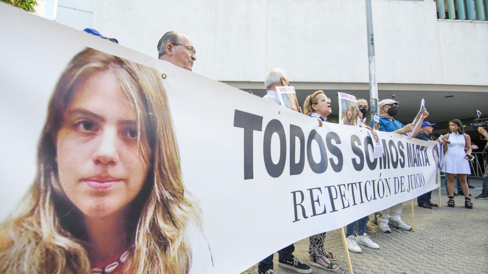 Concetración en la puerta de los juzgados con una pancarta con el rostro de Marta del Castillo.