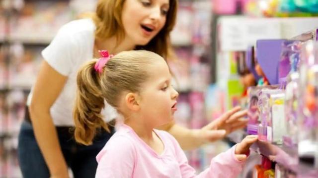 Una niña en una juguetería, en imagen de archivo.