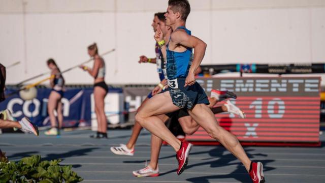 Varios atletas disputan una carrera