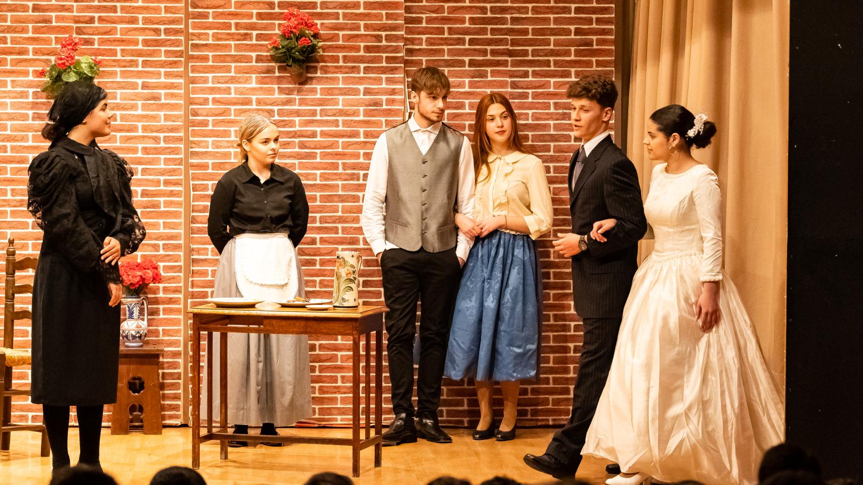 Los alumnos del Colegio Medalla Milagrosa interpretando Bodas de Sangre